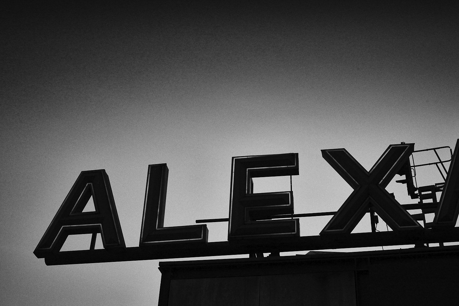 Silhouette des Alexander Platz Schriftzugs gegen Himmel in Berlin, Schwarzweißfotografie